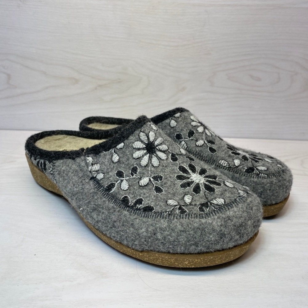 Taos Women 10 Woolery Clog Slipper Floral Embroidered Grey Comfort Mule Slippers